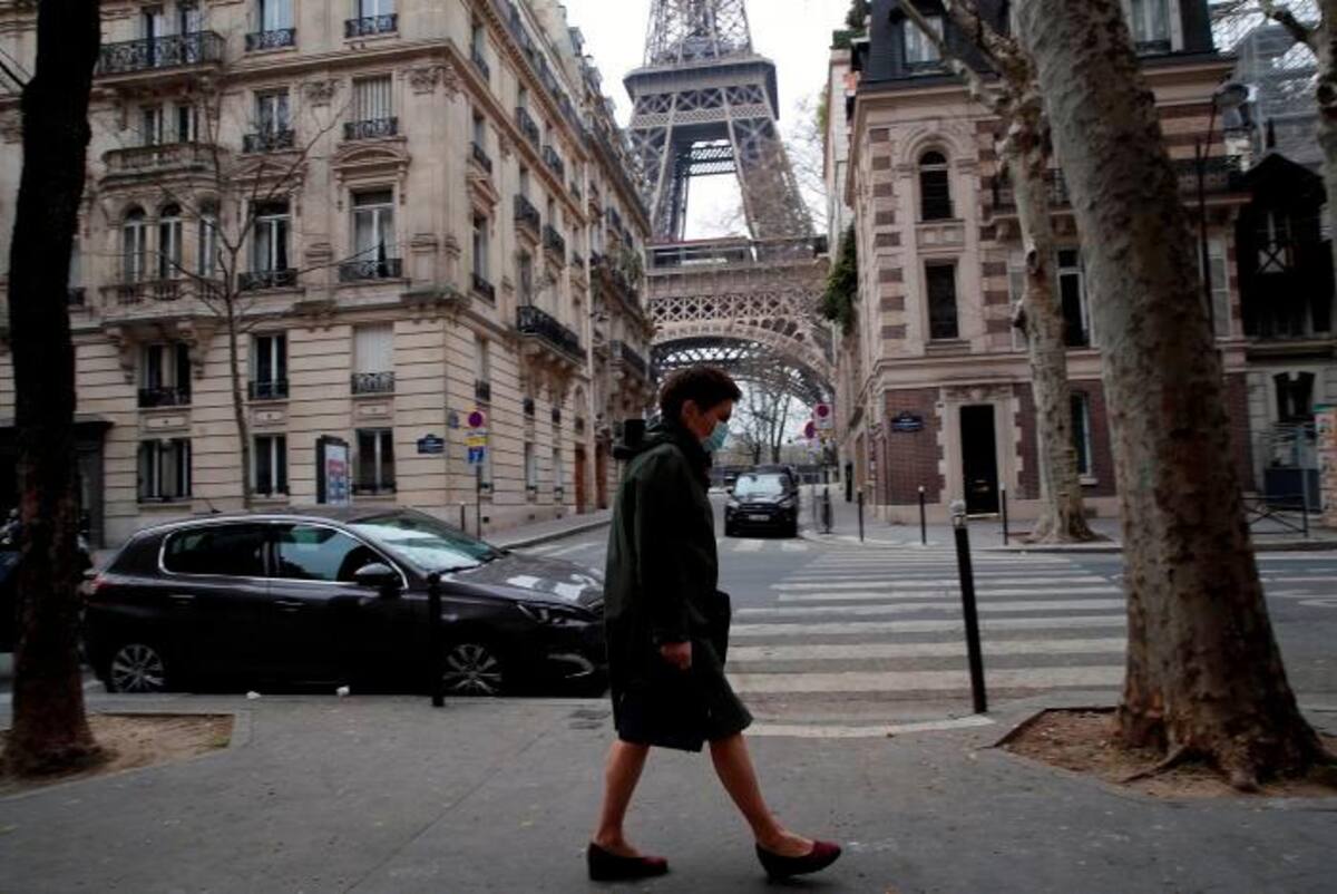 Después de medio día (hora local), las calles francesas empezaban a quedar solas gradualmente. AP Francois Mori