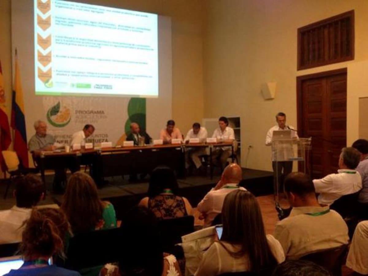 El ministro de Agricultura y Desarrollo Rural, Rubén Lizarralde, durante la presentación oficial del proyecto Agricultura Familiar. ARCHIVO