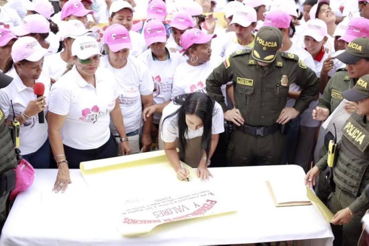 San Estanislao de Kostka - Arenal fue el epicentro en Bolívar para celebración del día internacional de la “No violencia contra la mujer”. Liliana Majana, primera dama de Bolívar, firmó compromisos con la Policía. Cortesía