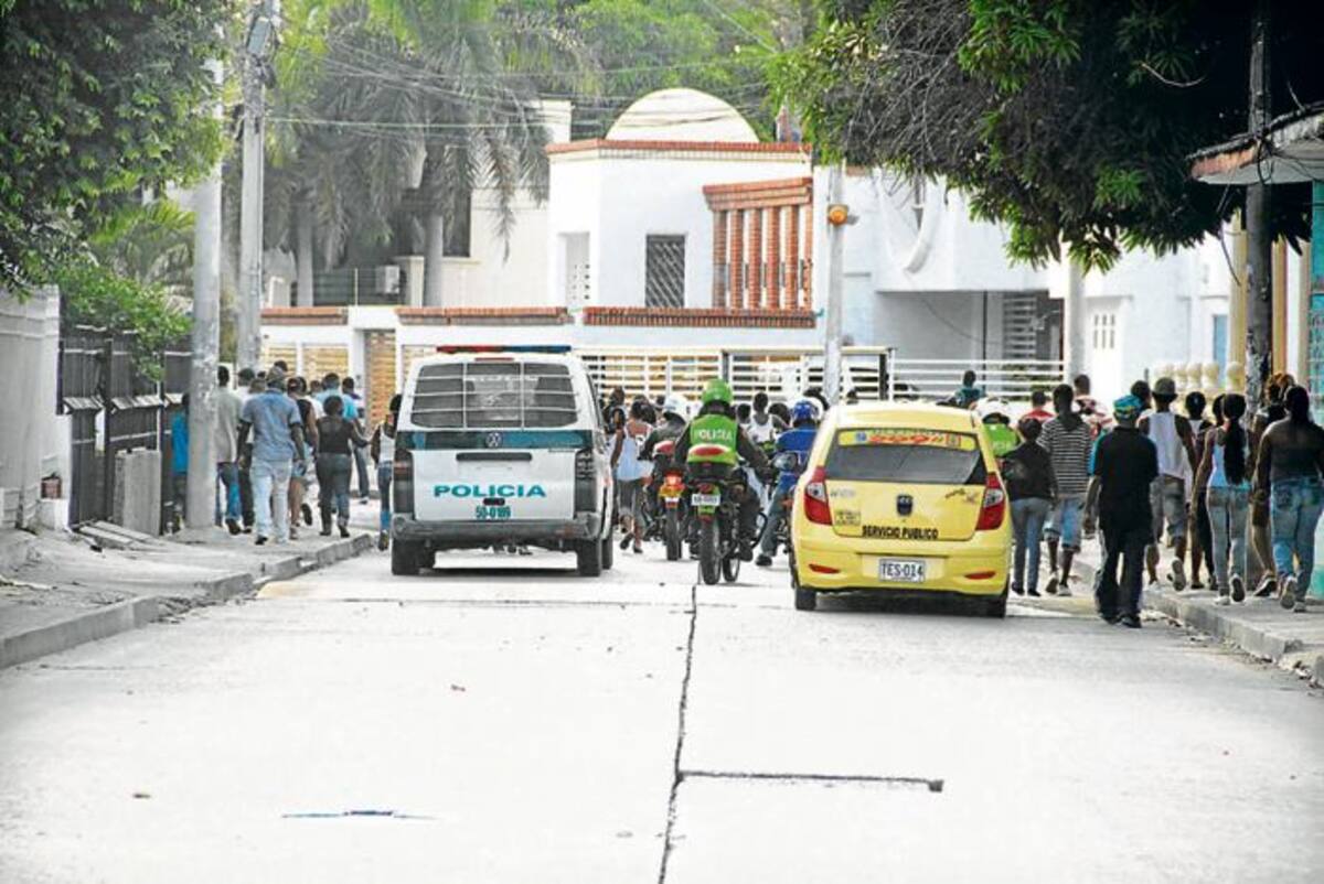 Un gran número de policías custodió el entierro.
