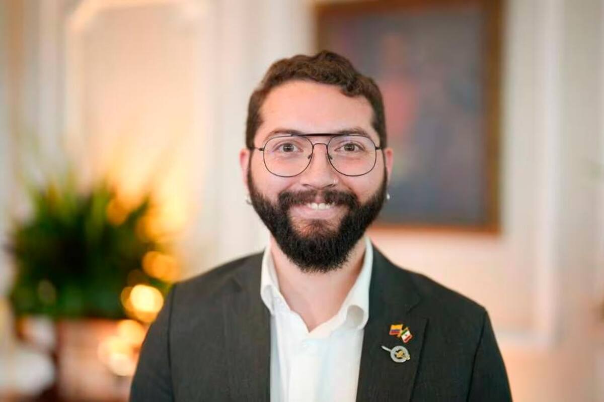 Polémica por uso de la embajada de Colombia en México para video político