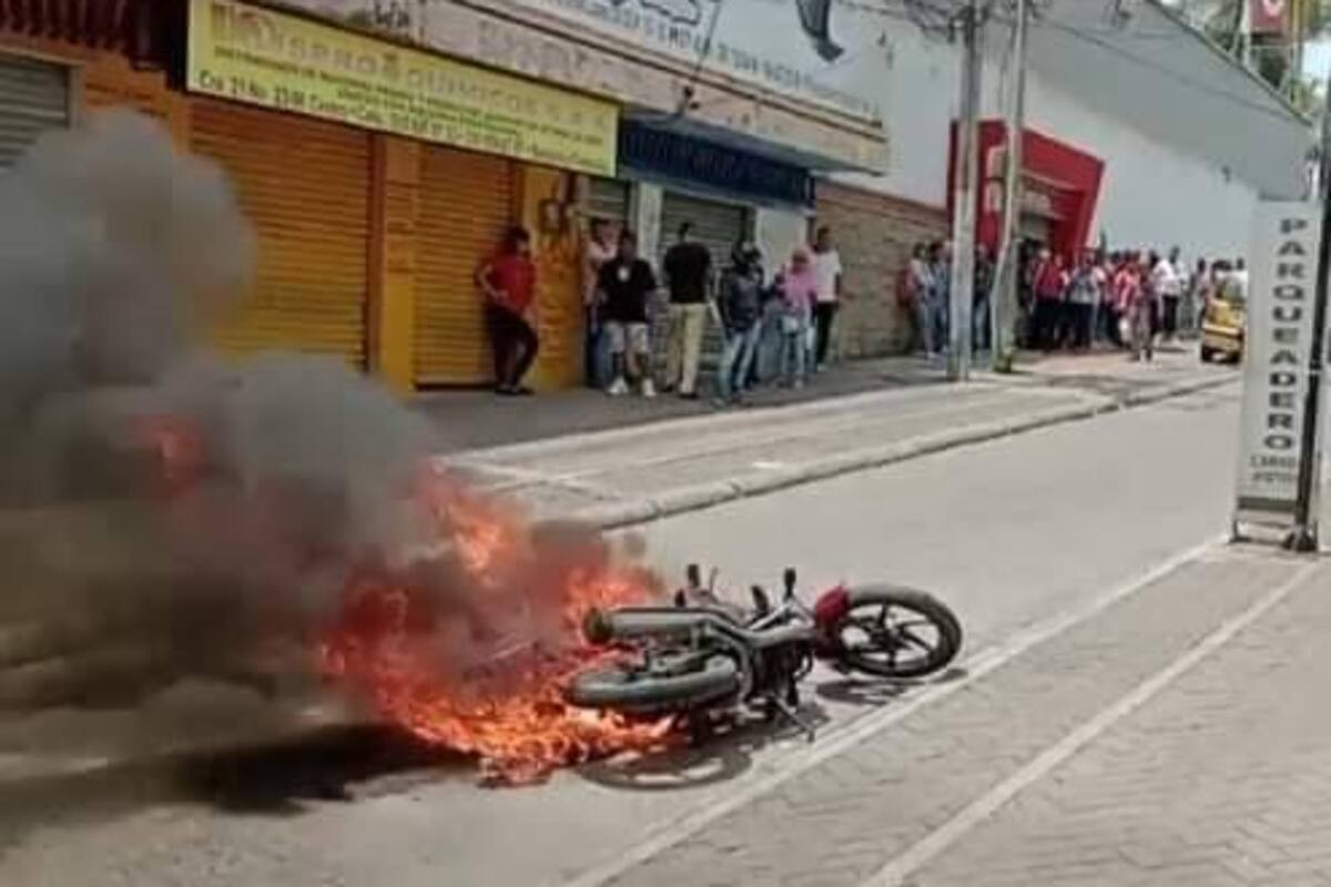 Video: En área restringida del centro: mototaxista habría incinerado su moto