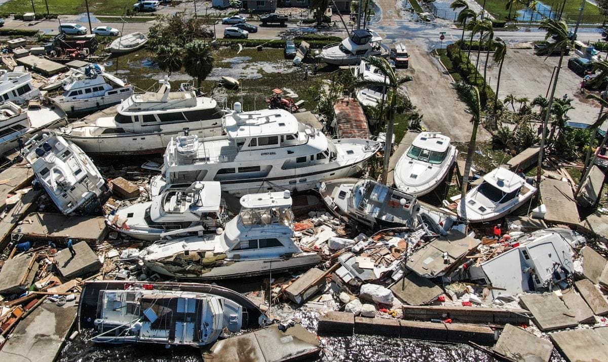 Barcos destruidos después de que el huracán Ian arrasara en el Centennial Park en Fort Myers, Florida. //Efe