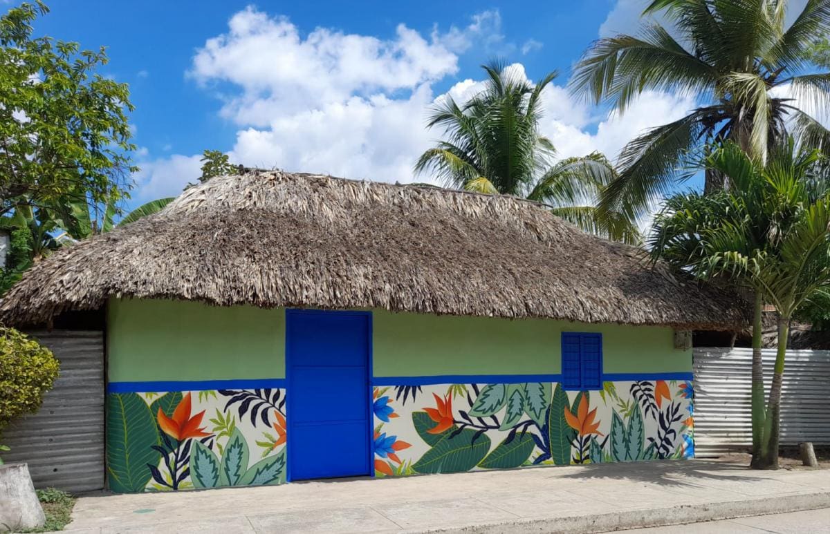 Las casas de palma llaman la atención por sus diseños llenos de mucho color. // Edith Quiroz. El Universal.