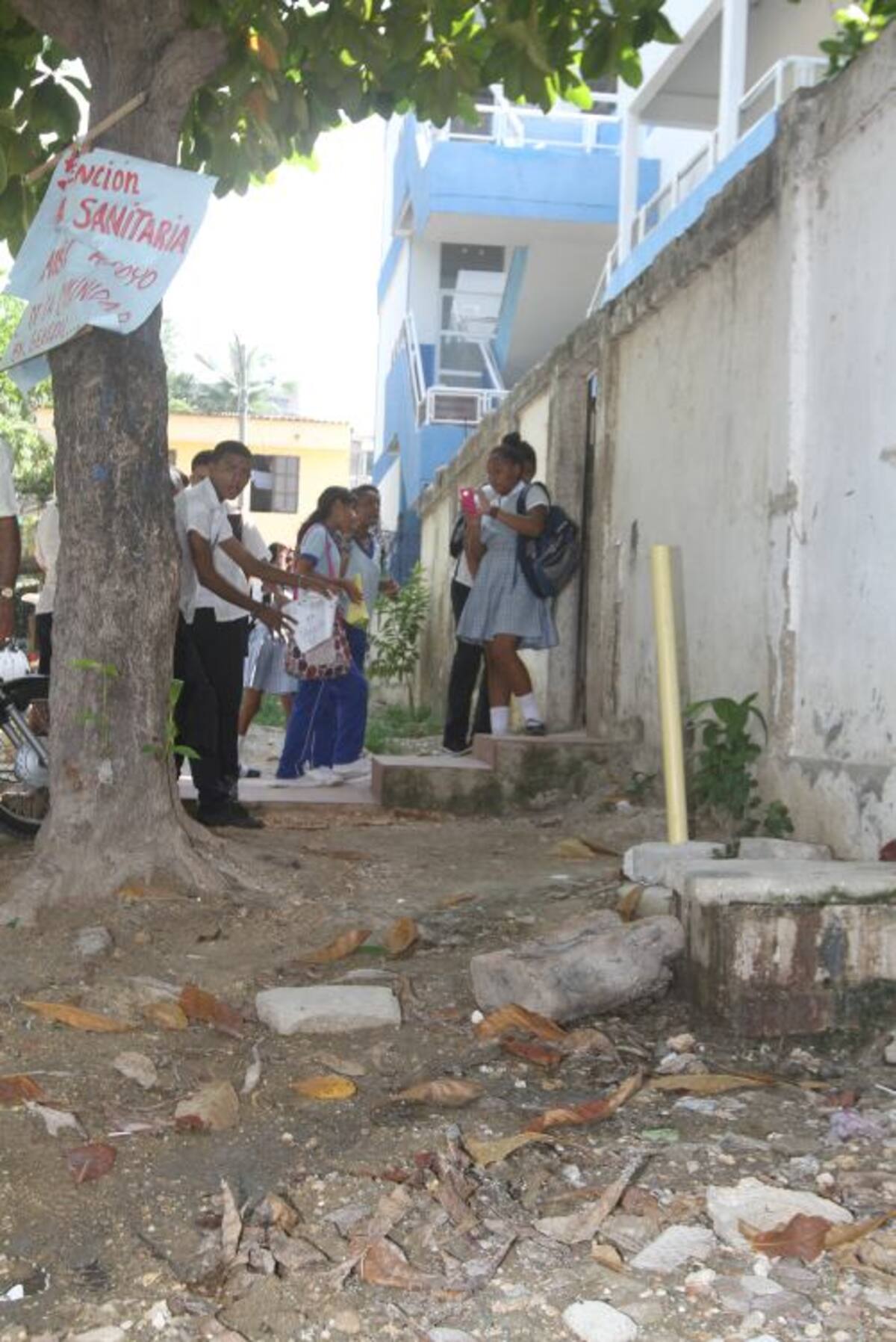 La alcantarilla queda al lado de la institución educativa, lo que hace muy difícil ignorar los malos olores Julio Castaño/ El Universal