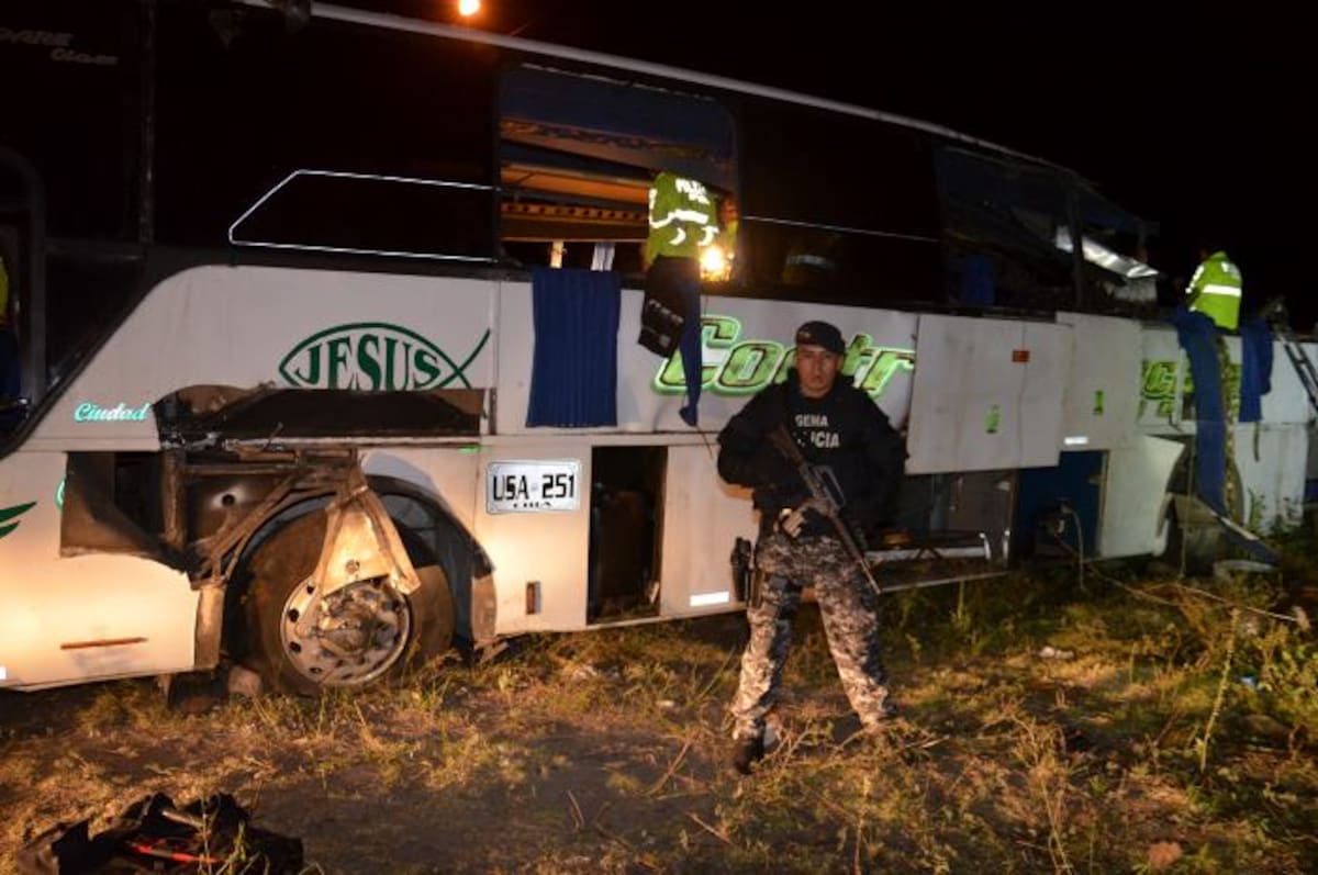 Autoridades resguardan el autobús de pasajeros accidentado en el que se encontró más de media tonelada de marihuana en Palugo (Ecuador). Ministerio del Interior de Ecuador