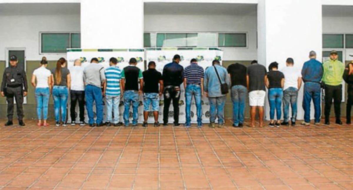 Los procesados, según las autoridades, deberán responder por los delitos de favorecimiento de contrabando de hidrocarburos o sus derivados, cohecho por dar u ofrecer, concusión, ocultamiento, alteración o destrucción de elemento material probatorio y tráfico de influencias de servidor público.