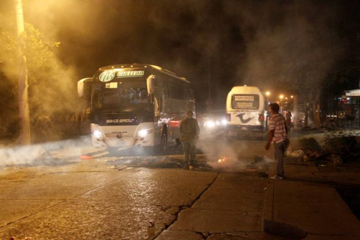 Según los manifestantes, la quema de llantas se dio por los constantes cortes de energía en la zona. LORENA HENRÍQEZ LABORDE - EL UNIVERSAL
