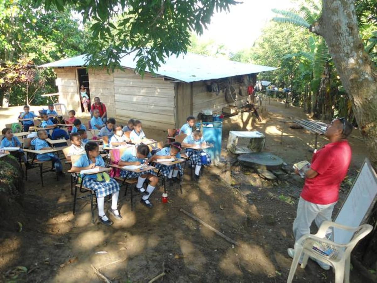 Los estudiantes de la escuela Don Cleto reciben clases a cielo abierto, en el patio de una casa. LILA LEYVA - EL UNIVERSAL