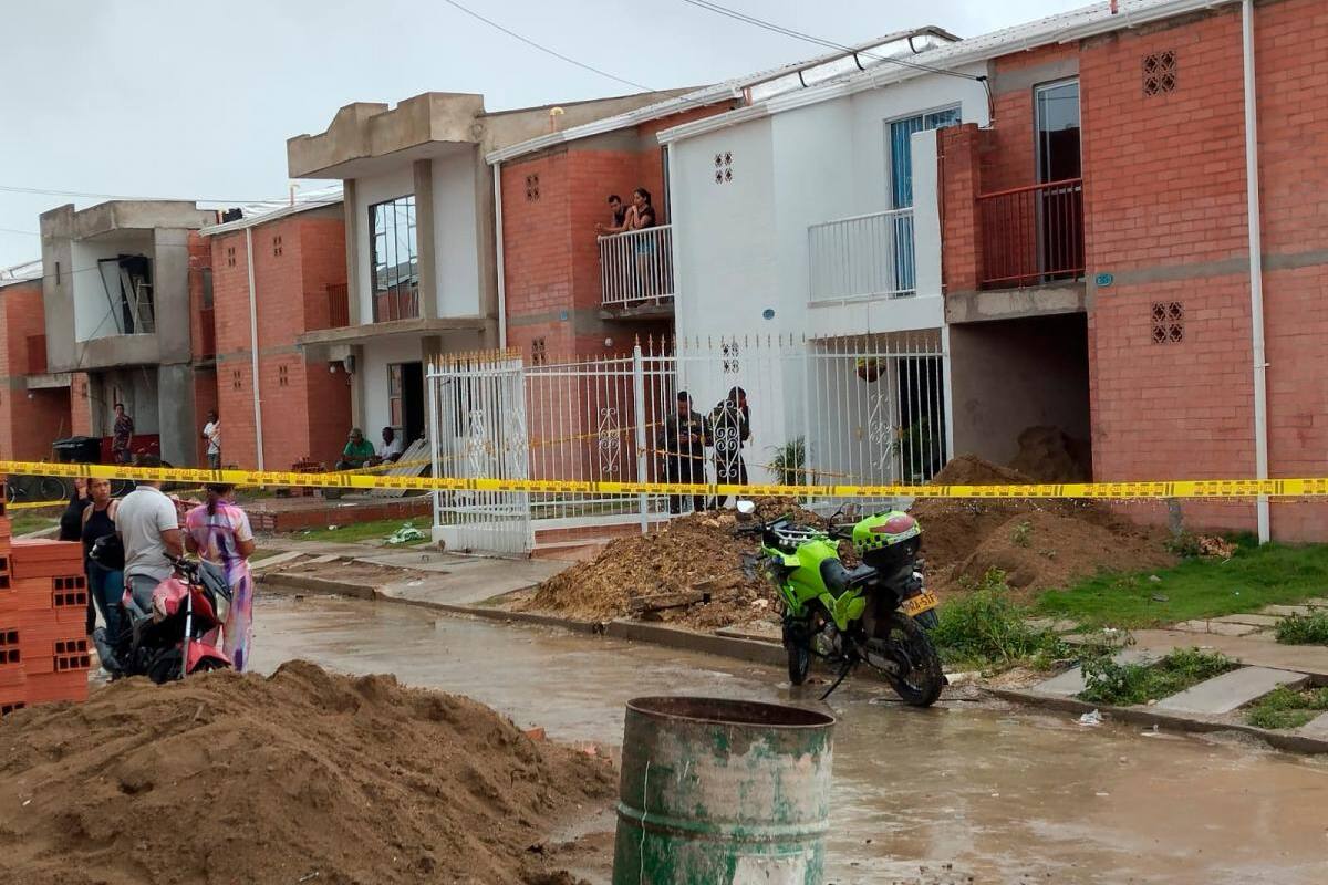 ¡Balas bajo lluvia! Sicarios asesinan a hombre en la puerta de su casa