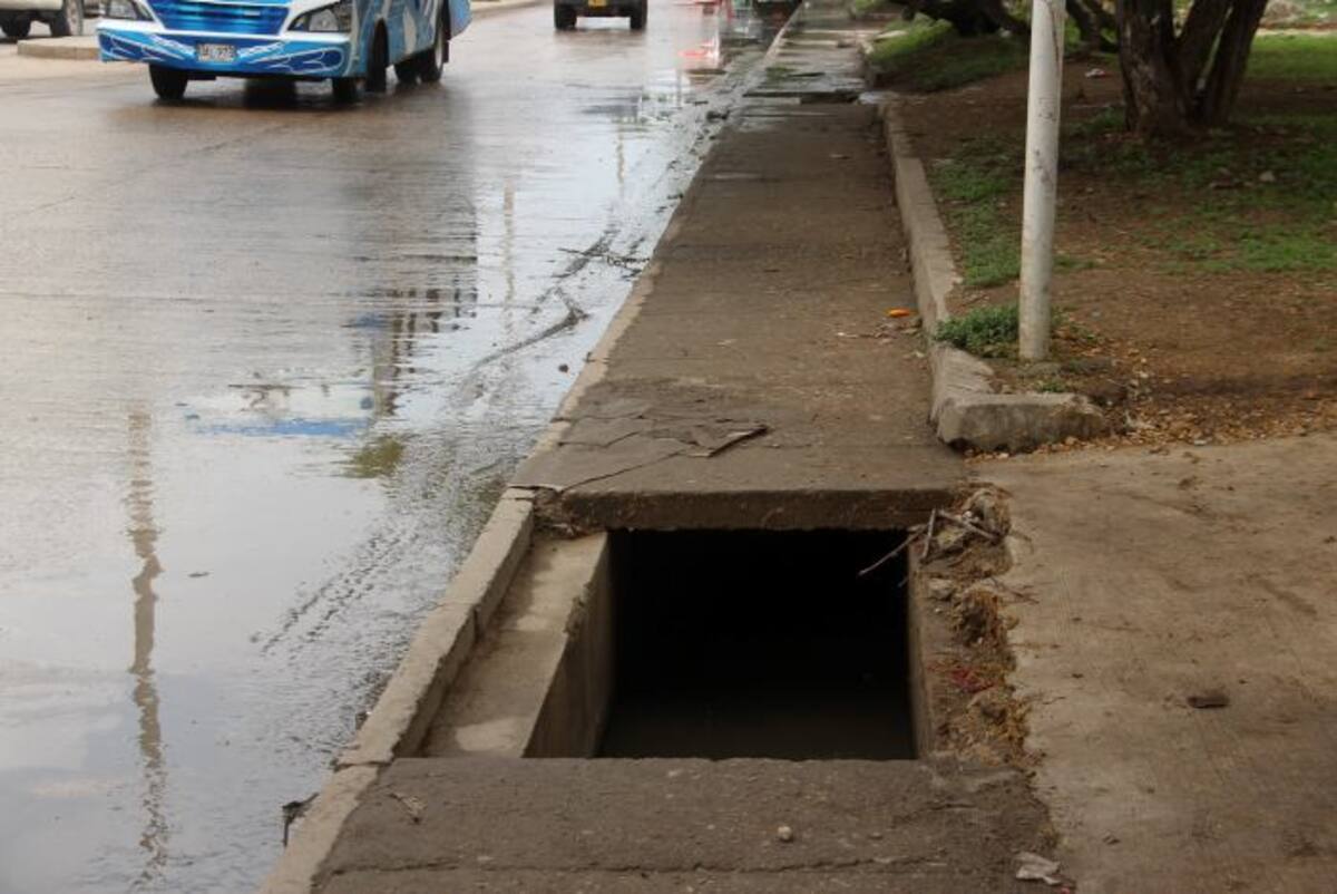 Los huecos en los andenes, peligro para transeúntes. ANTONIO CANCHILA - ELUNIVERSAL.COM.CO