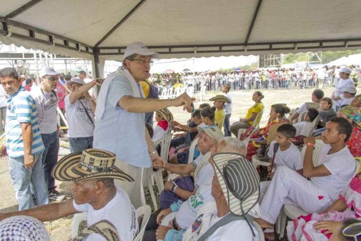 El ministro del Interior, Fernando Carrillo, en El Carmen de Bolívar. CORTESÍA