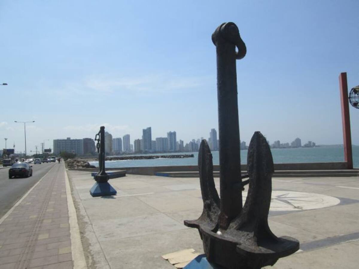 El monumento de día.
