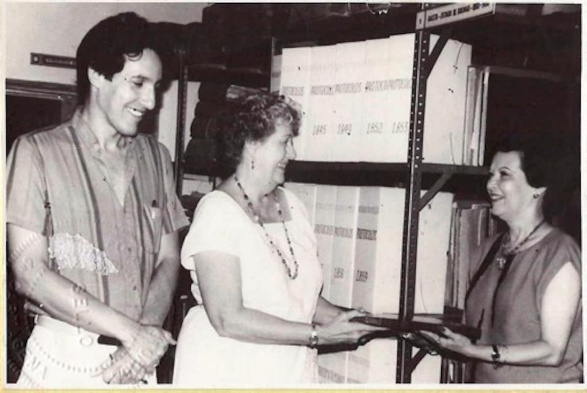 Francisco Pinaud, a la izquierda, Dorothy de Espinosa, en los inicios de la Fototeca.