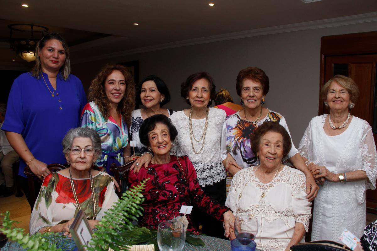 De pie: Carmen Román, María Fernanda Gómez, Luz Estela Parra, Marina de Paz, Albani de Sandoval y Carmen de Merlano. Sentadas: Iris de Gómez, Nicole de Bettar y Ligia Dunoyer.