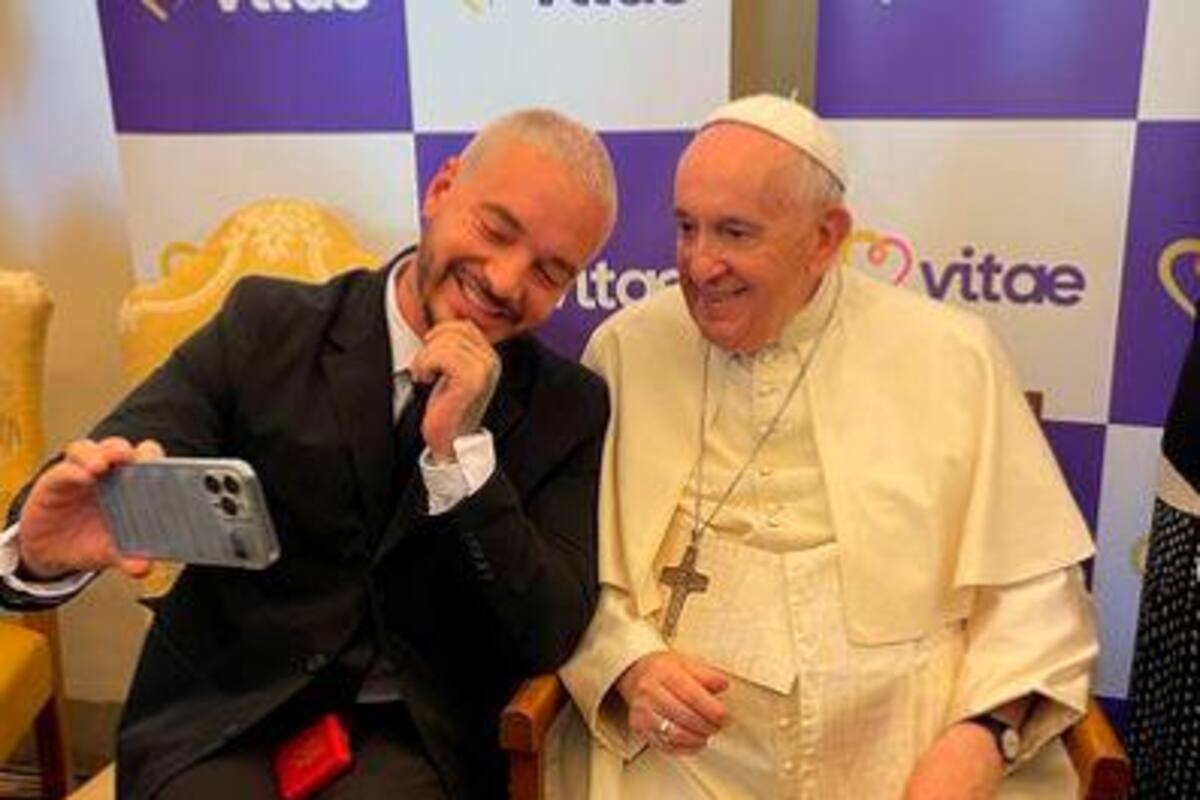 Así fue el encuentro entre J Balvin y el papa Francisco