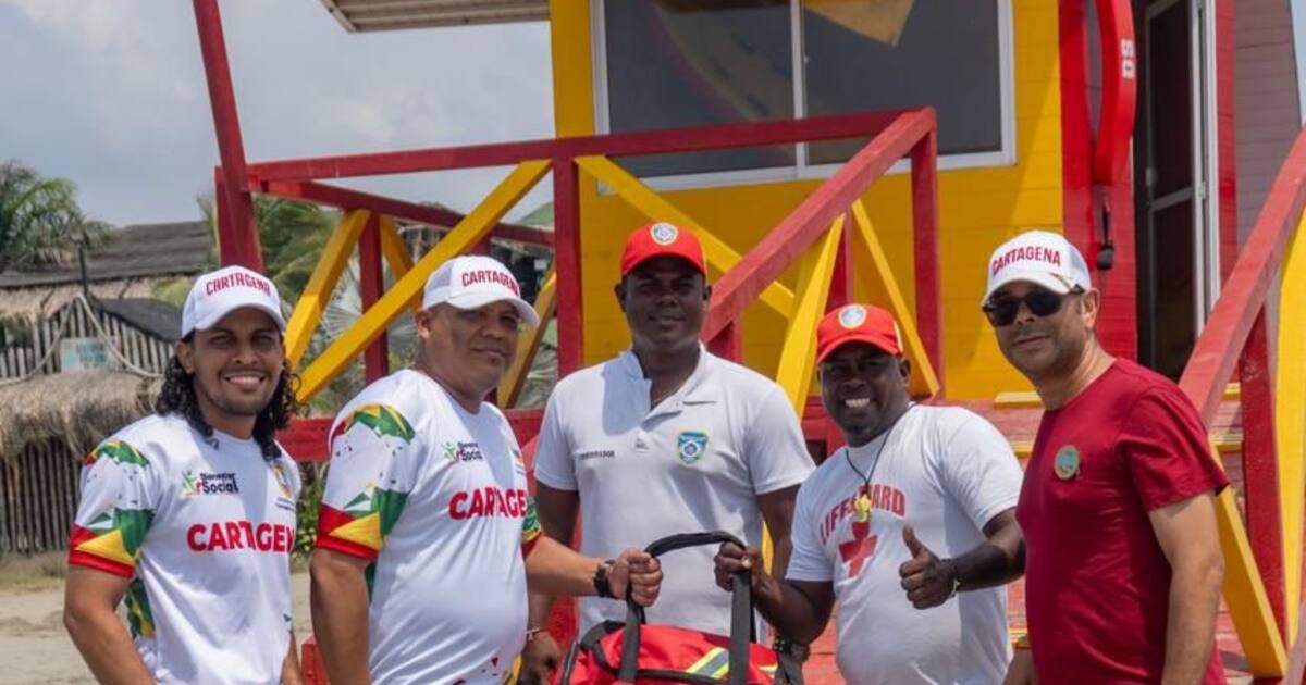 Lifeguards in Cartagena receive first-aid kits to strengthen attention during Holy Week