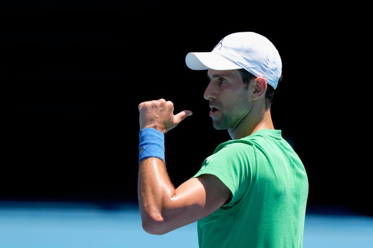 Juez ordena que Djokovic no sea deportado de manera inmediata