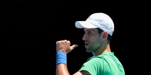 Juez ordena que Djokovic no sea deportado de manera inmediata