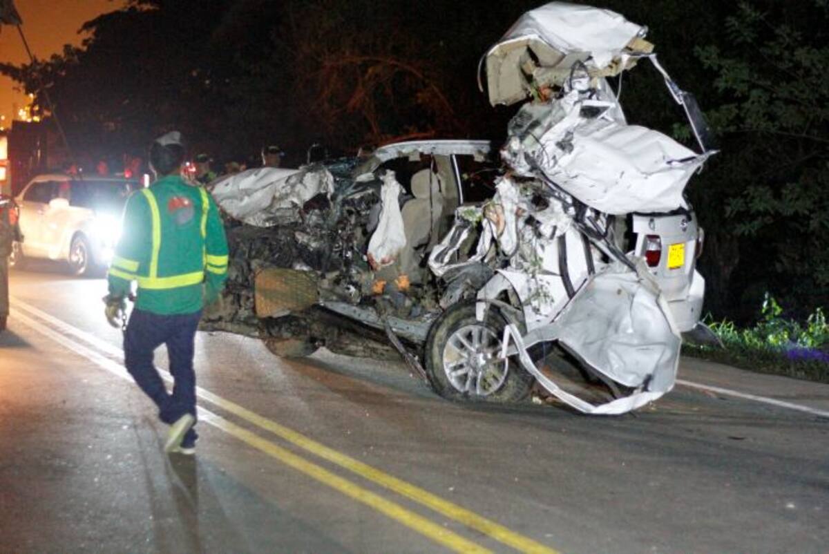 La camioneta en la que iban las siete personas muertas y la mujer que resultó herida quedó destrozada por completo. Los cuerpos debieron ser rescatados por policías e integrantes de la Defensa Civil. El hecho ocurrió el sábado en la noche, en el kilómetro 25 de la variante Mamonal-Gambote, cerca de la estación de servicio Las Mercedes.