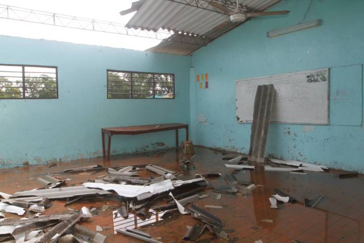 12 aulas de clases se destecharon en la Institución Educativa Felipe Santiago Escobar. JULIO CASTAÑO - EL UNIVERSAL