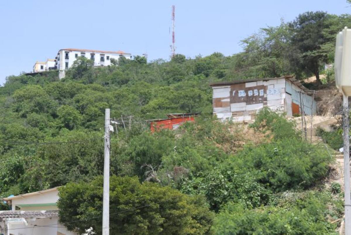 El macroproyecto cerro de La Popa será presentado al Ministerio de Vivienda para que apoye al Distrito con la priorización de una línea de vivienda que permita reubicar a las personas que están en asentamientos de riesgo. ÓSCAR DÍAZ ACOSTA-EL UNIVERSAL