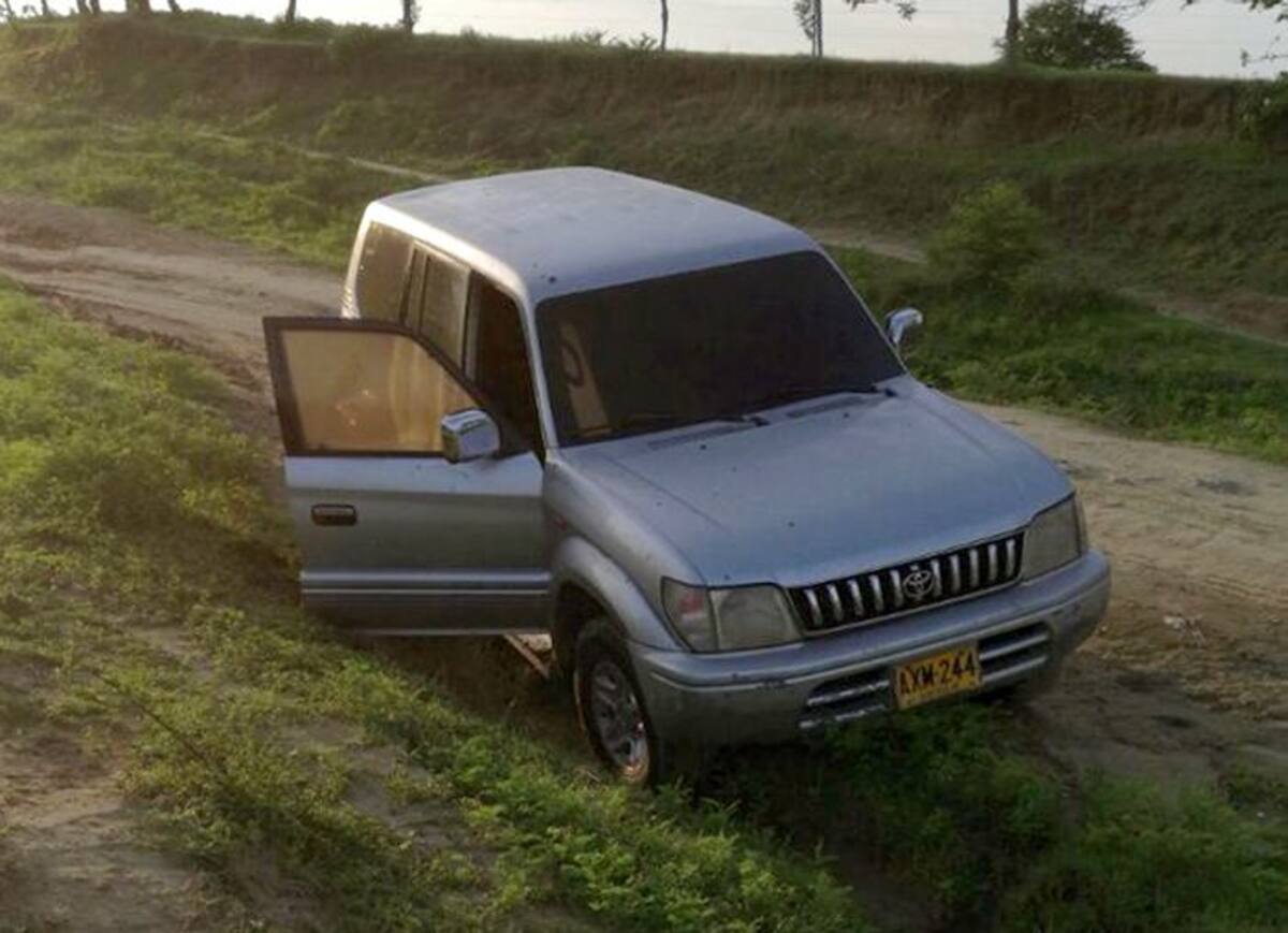 Esta es la camioneta Toyota Prado, de placas AXM-244, color gris plata, en la que se movilizaba Emiro Cerro. //Cortesía.