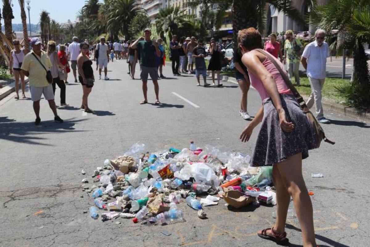 La gente en Niza arroja basura en el sitio donde fue muerte el atacante. AFP VALERY HACHE