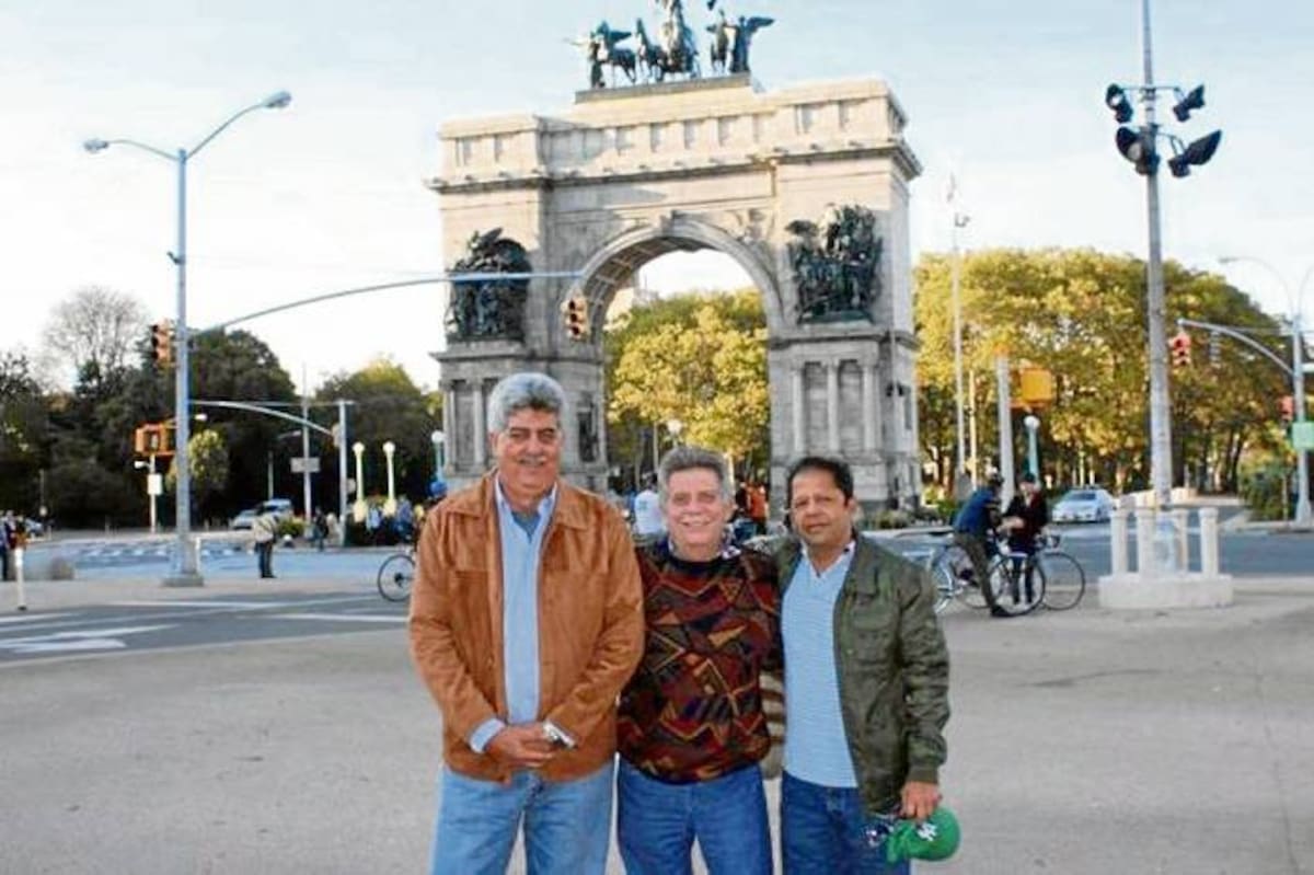Nabil Báladi, Germán Mendoza y Manuel Jaimes, frente al monumento de los héroes de la Guerra de Secesión en Brooklyn.