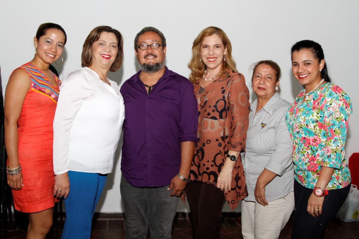 Damaris Mercado Pérez, Rosario Ricardo; el escritor Iván González; Lidia Corcione, Mercedes Romero y Brenda Vargas.