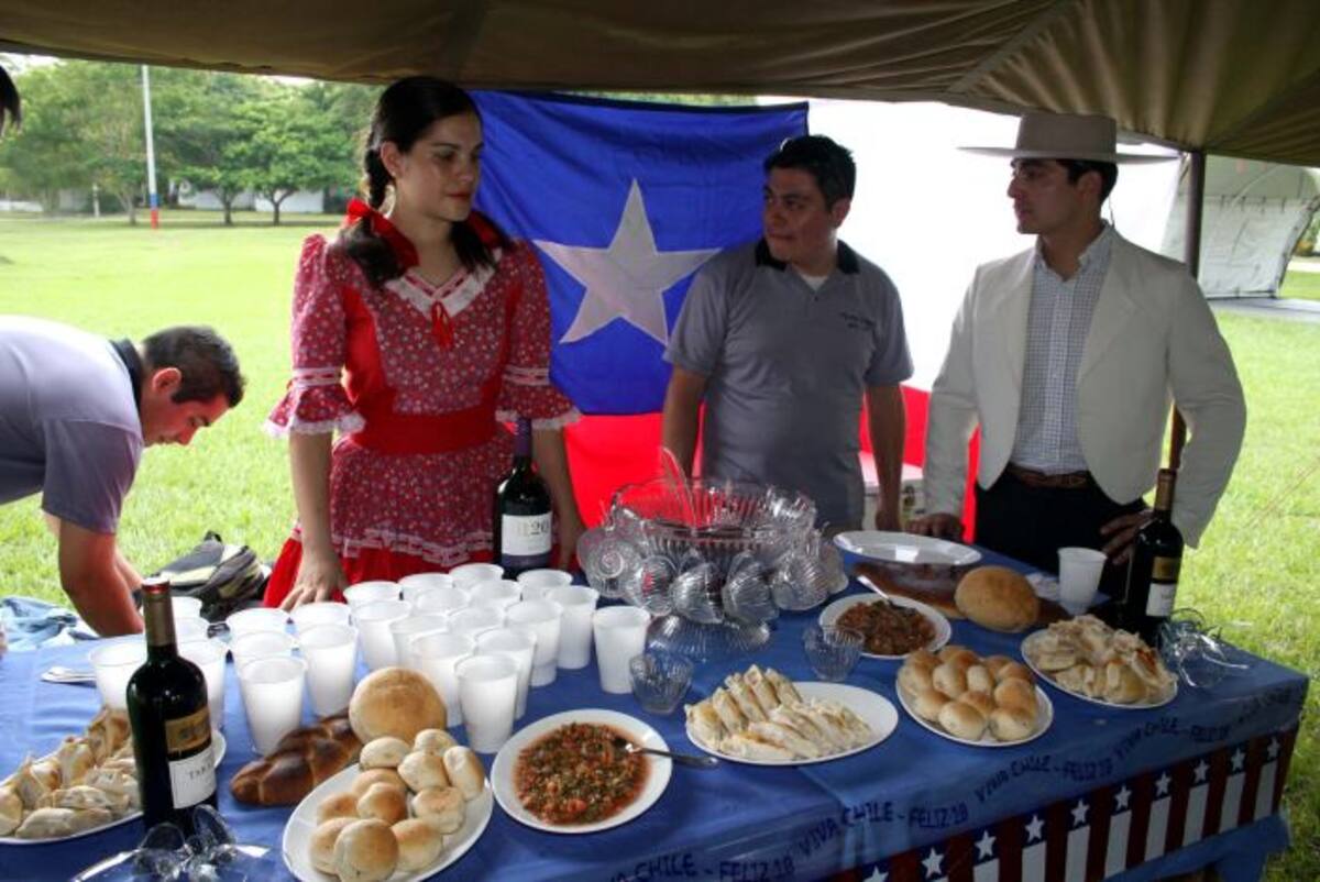 Miembros de la Armada de Chile ofrecieron una muestra gastronómica de su País en la plaza de armas de la Base de Coveñas. MANUEL SANTIAGO PÉREZ - EL UNIVERSAL -