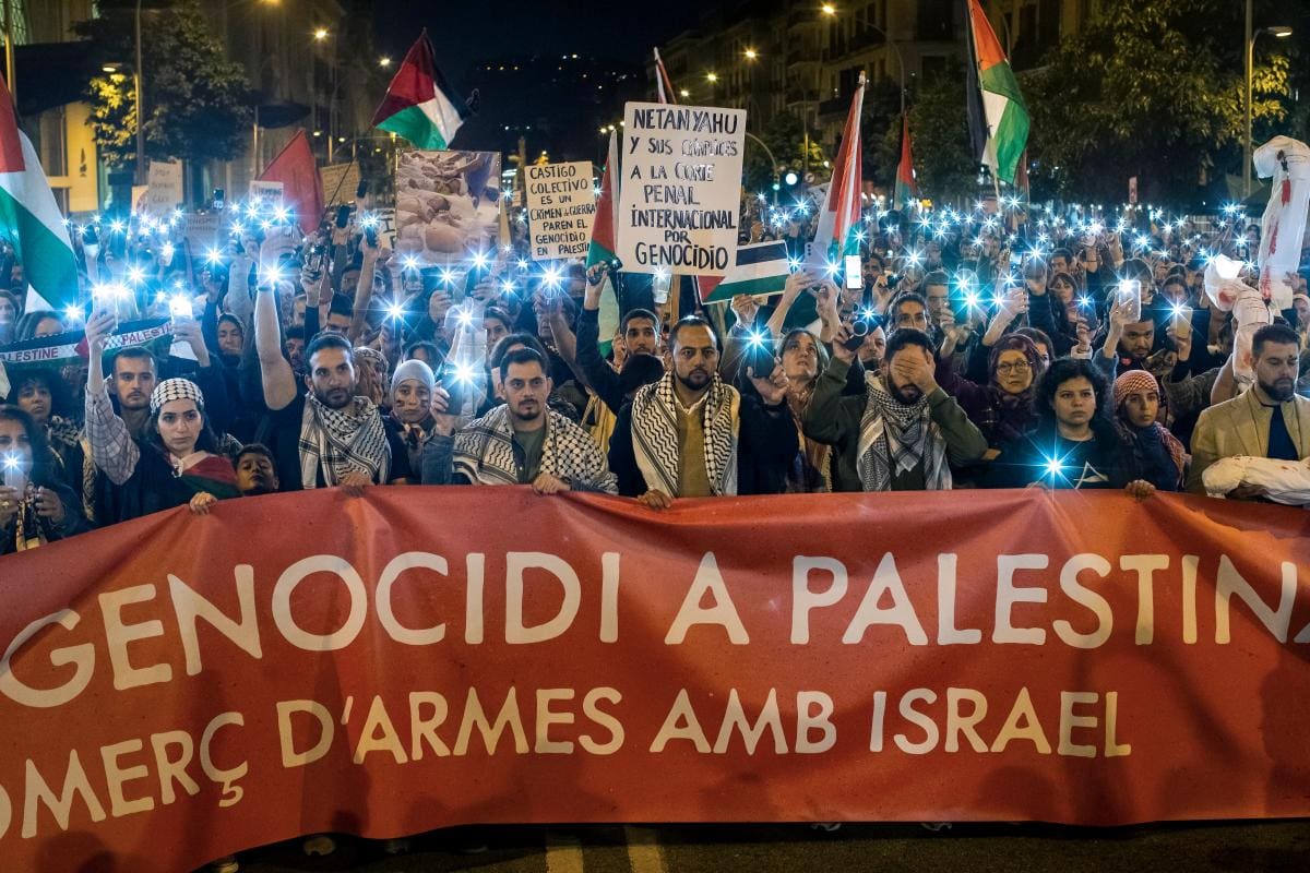 Varios centenares de personas se han manifestado este sábado en el centro de Barcelona para pedir al Gobierno español que ponga fin de manera “inmediata” al comercio de armas con Israel, al que acusan de perpetrar un genocidio en Gaza. EFE/ Marta Pérez .