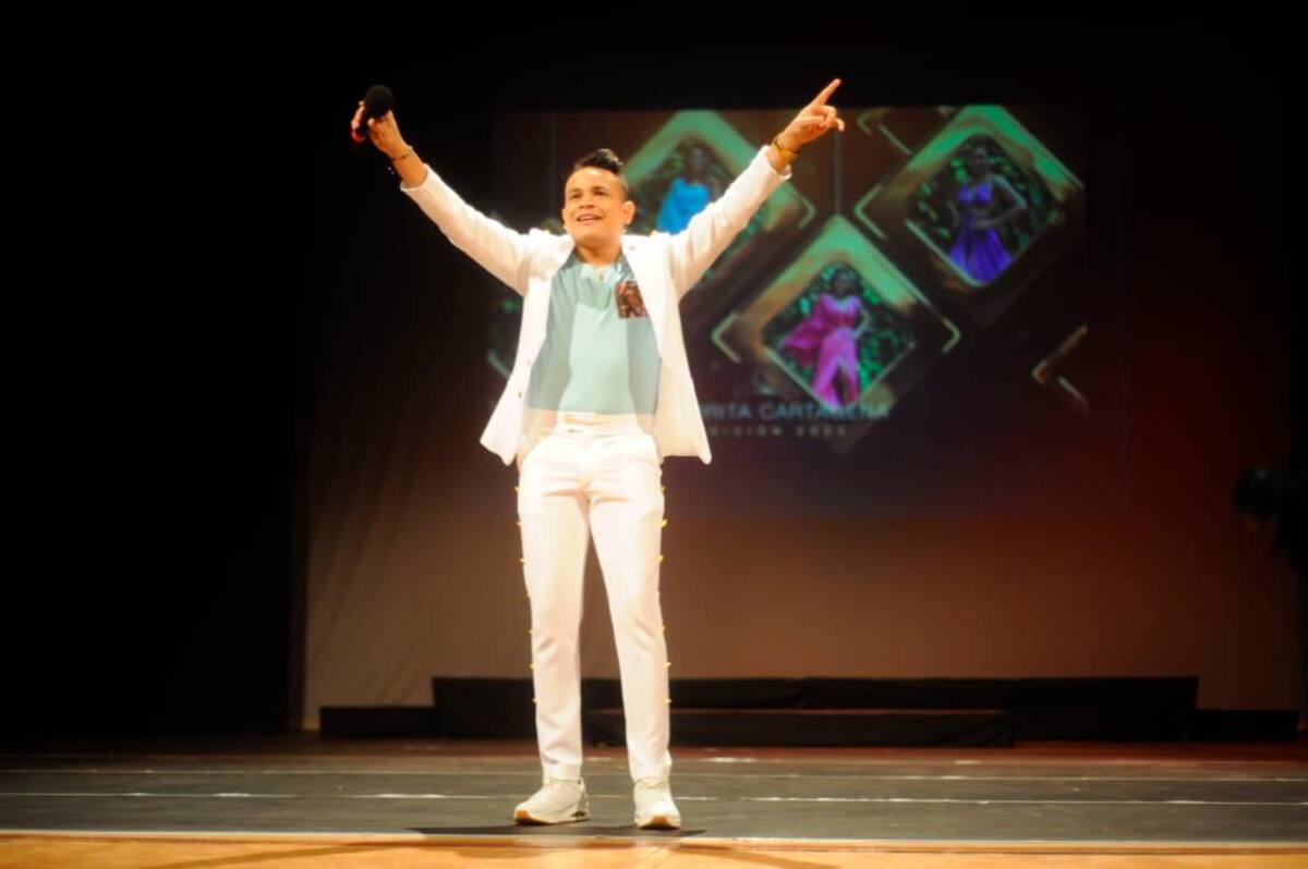 El salsero cartagenero Byordy se encargó del show musical tras el desfile en traje de baño.//Foto: Luis Eduardo Herrán - El Universal.