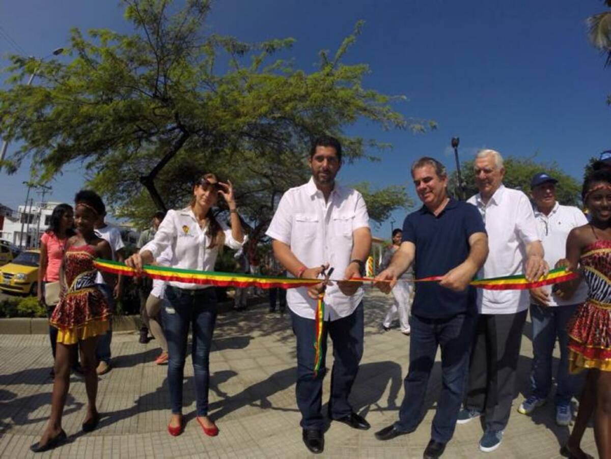 El alcalde Dionisio Vélez durante la entrega. CORTESÍA.