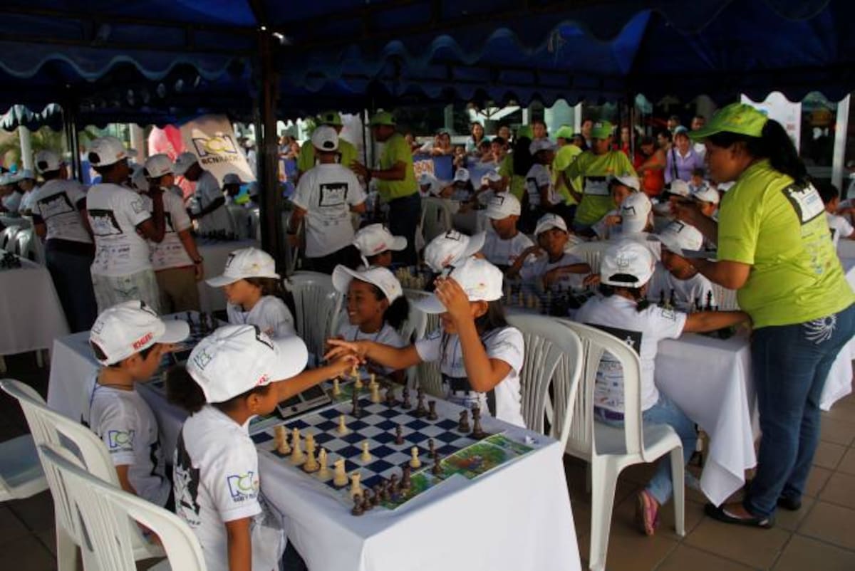 En la Plaza principal de Arjona, desde las 9 de la mañana se dará inicia a Ajedrez al Parque, con la presencia de 100 aficionados. Kailline Giraldo/ El Universal