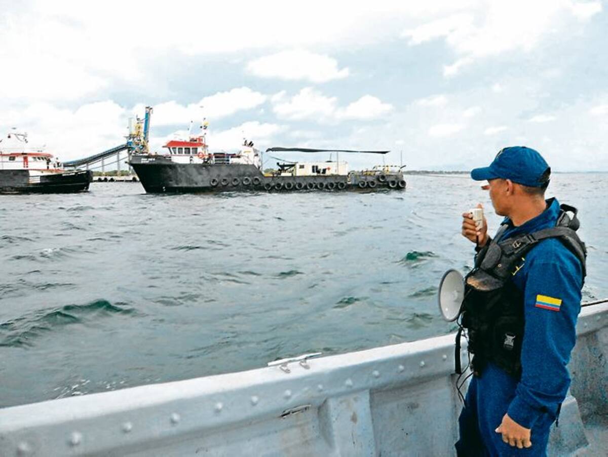 El simulacro consistió en la infiltración de un artefacto explosivo en el muelle detectado por parte del personal de seguridad.