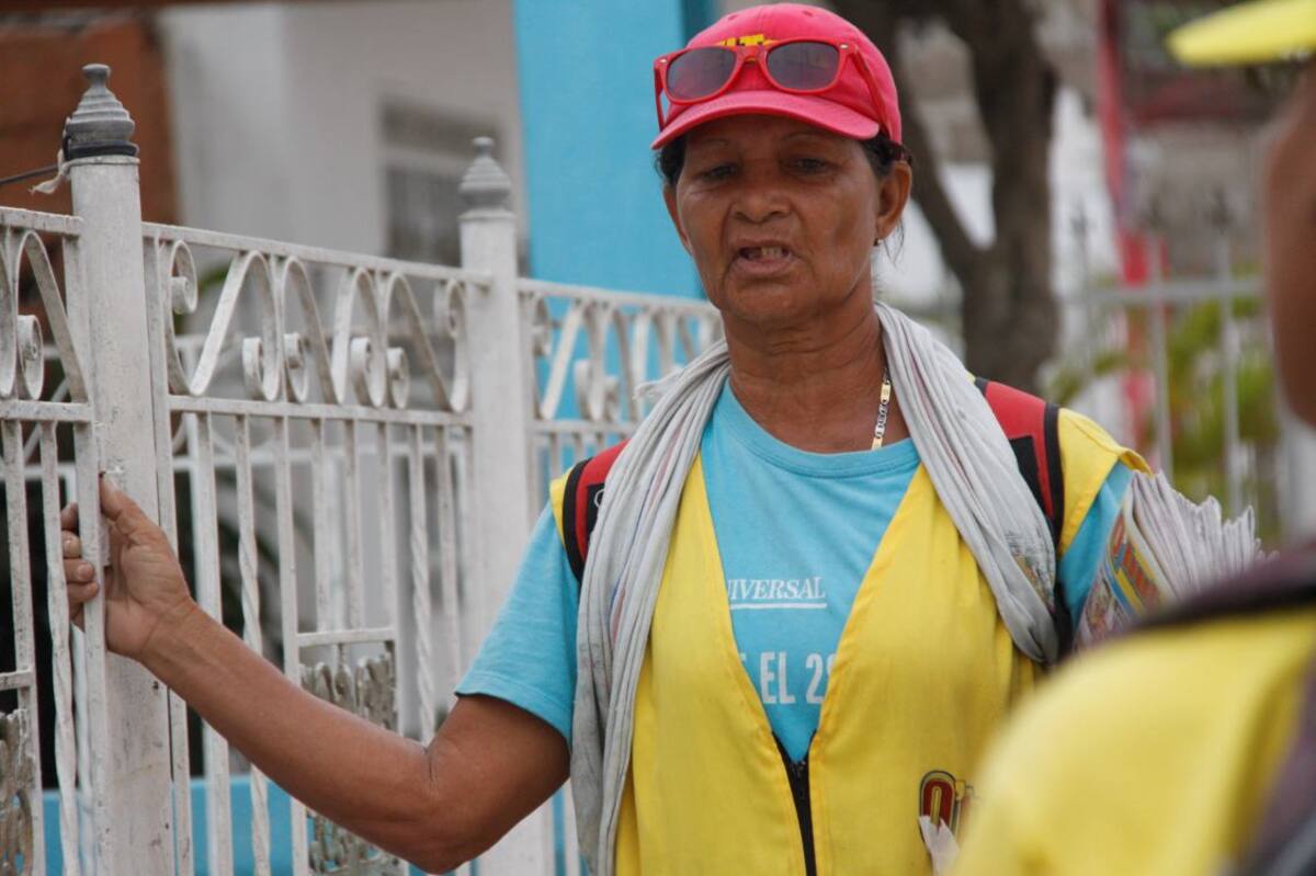 Lo más difícil de su trabajo es caminar bajo el inclemente sol de la ciudad.