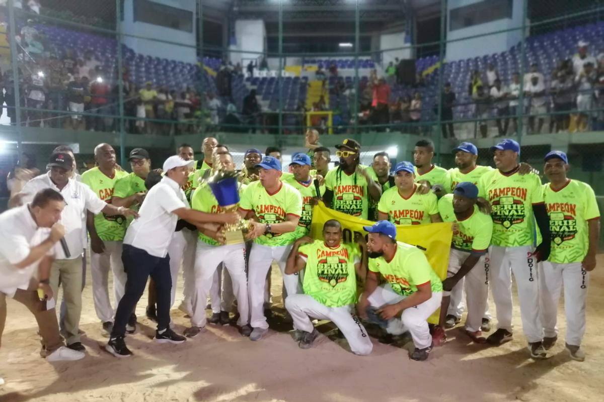 ¡Gózatelo Canapote!: el título del Sóftbol Juega Por Tu Barrio es tuyo