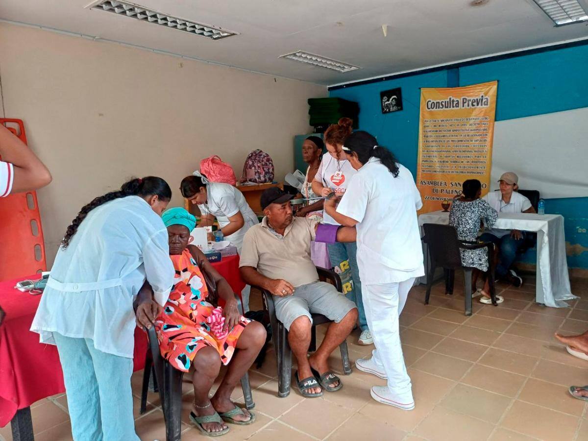 Miembros del Proyecto Unisocial, de la Iglesia Universal del Reino de Dios, entregaron cestas básicas de alimentos a familias en Palenque.