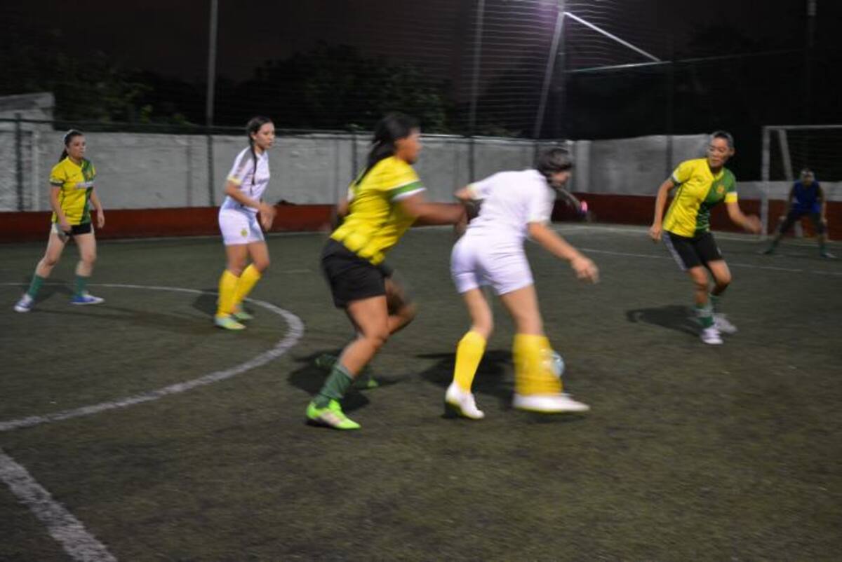 Instante del encuentro femenino jugado entre Euforia (de blanco) e Independiente Cartagena.