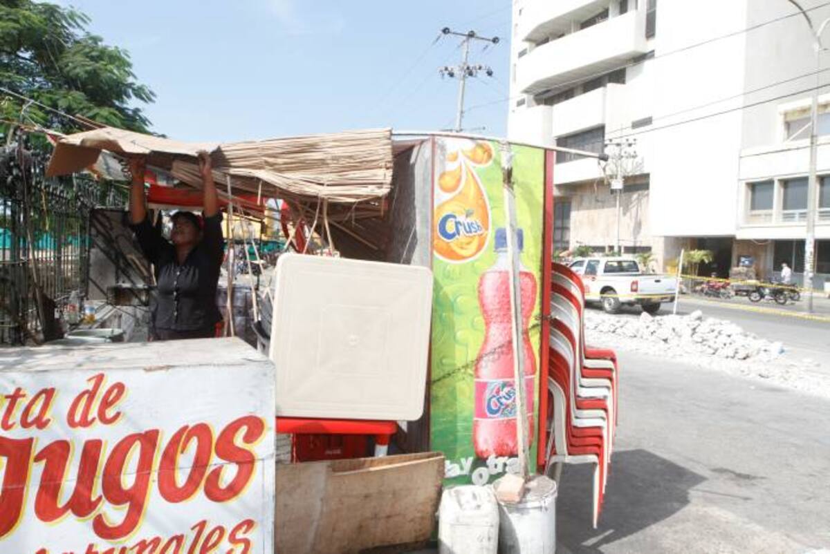 La demora en las obras de recuperación del Parque del Centenario preocupa a los libreros que trabajan en este sitio del Centro Histórico de Cartagena. JULIO CASTAÑO BELTRÁN - EL UNIVERSAL