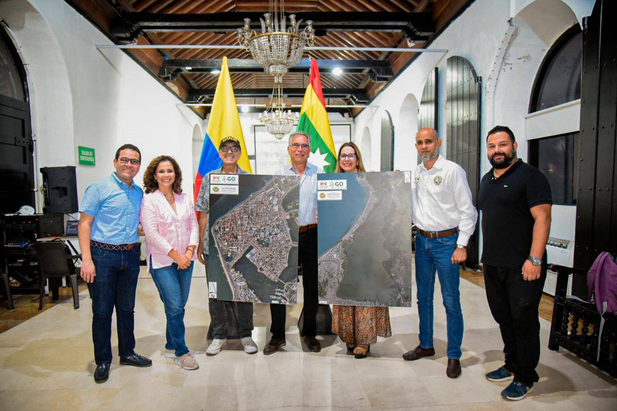 Acto de entrega de la cartografía de la ciudad. //Cortesía