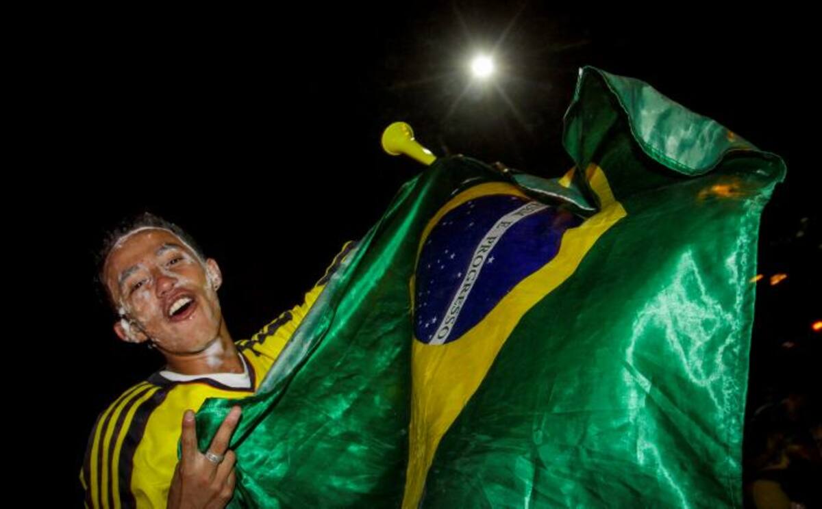 Colombianos se preparan para asistir a Brasil 2014. COLPRENSA