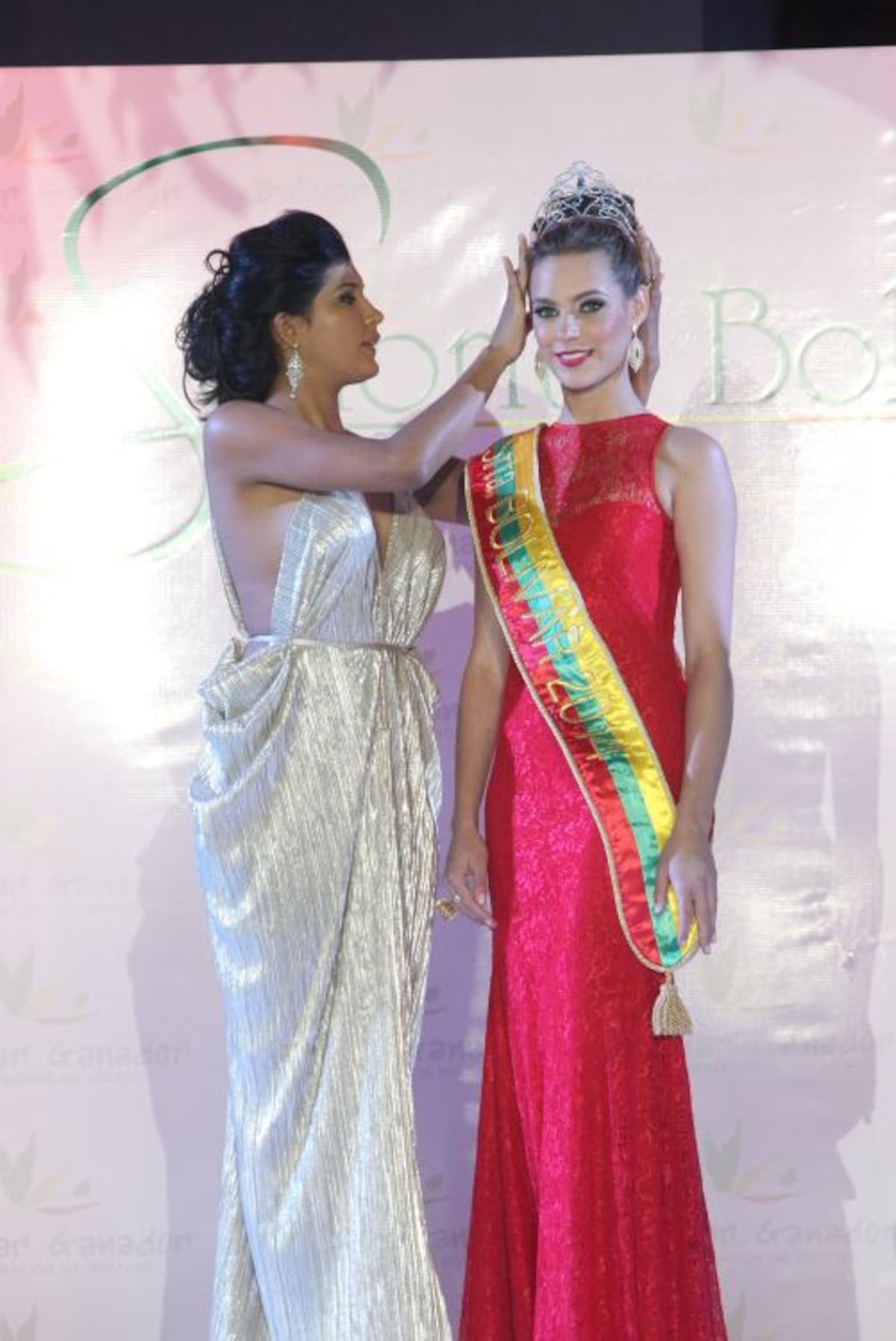 Geraldine Álvarez le entregó la corona a su sucesora, Alejandra Camacho.