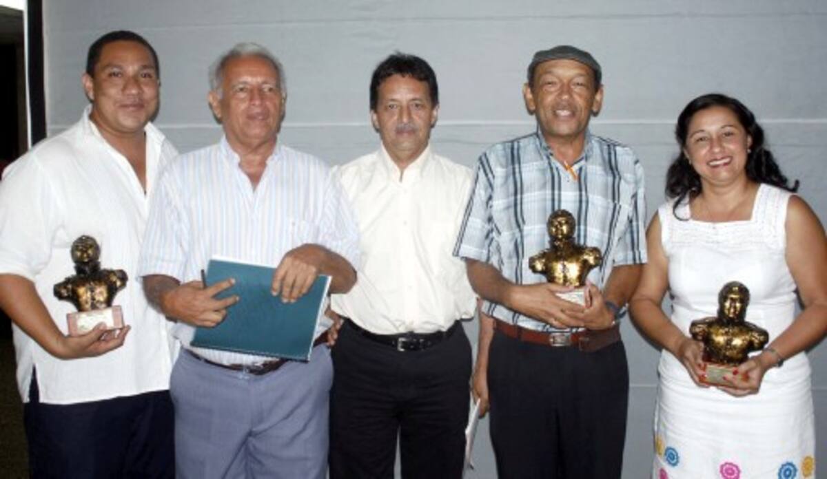 Los ganadores en reportería Gráfica, Manuel Santiago Pérez; Luis Toscano, consagración a una Vida Periodística; Jaime Vides, segundo puesto en prensa; Felipe Bertel, ganador en Radio, y Vicky Martínez, primer puesto en prensa.