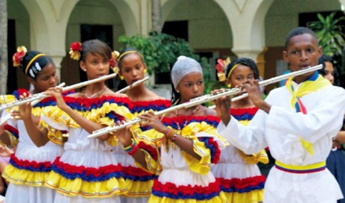 Los niños músicos en presentaciones sociales. FOTO CORTESÍA
