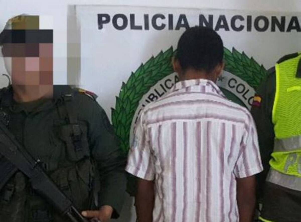 Adolescente aprehendido y escopeta incautada por la Policía Nacional en Majagual. CORTESÍA.