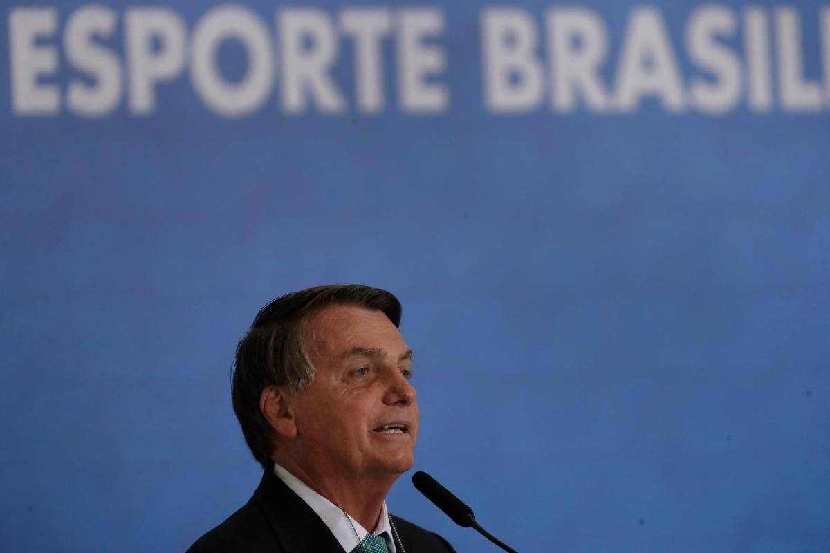Bolsonaro reivindica la economía frente a pandemia entre fuertes cacerolazos