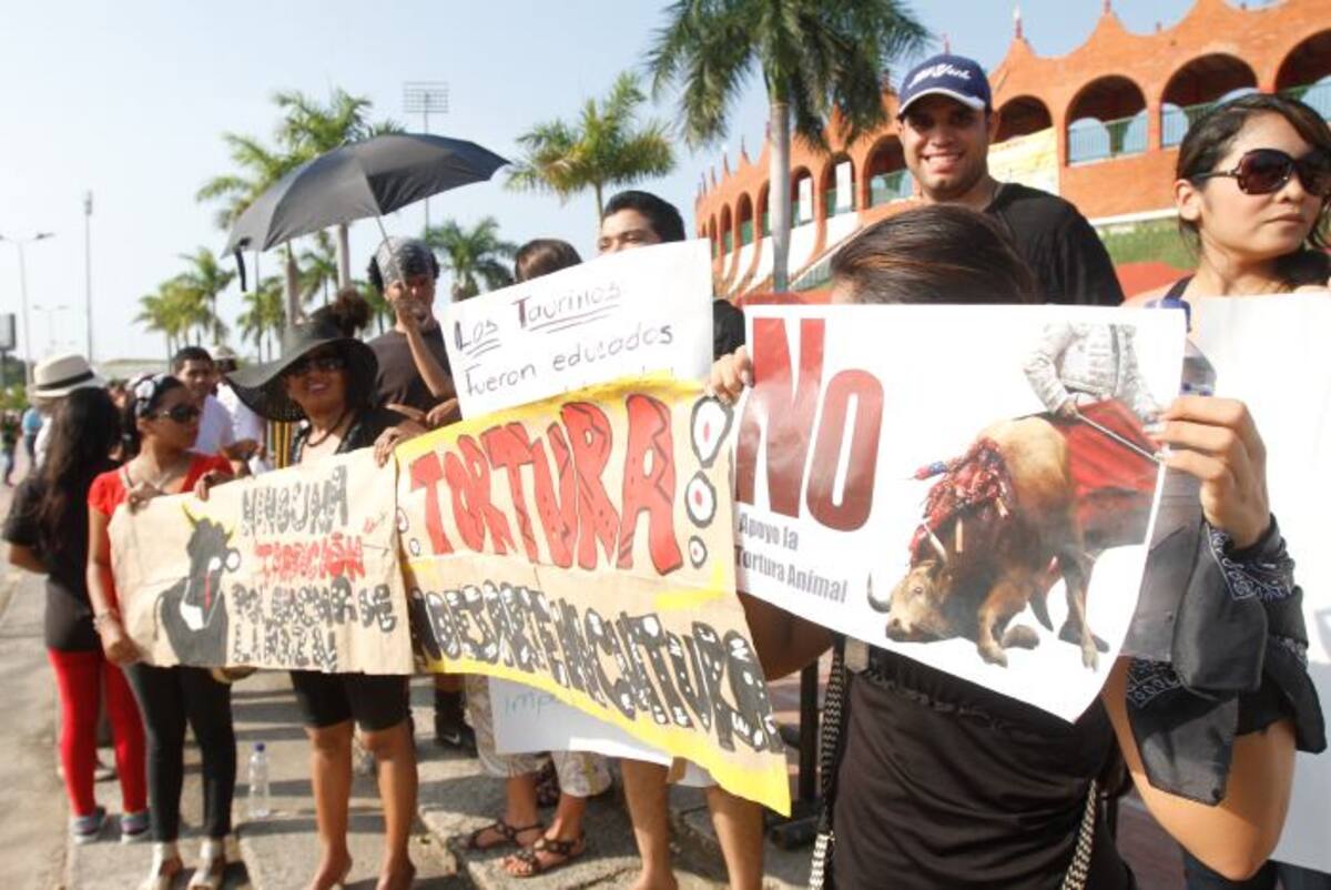 Los protestantes se plantaron a las afueras de la Plaza de Toros el pasado sábado 4 de enero cuando se volvió a usar este lugar para el fin con que fue creado. AROLDO MESTRE - EL UNIVERSAL