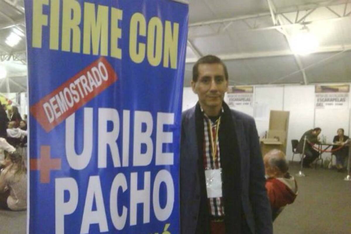 En la foto aparece el líder cristiano Jimmy Chamorro quien hoy es la cabeza al Senado de la U, pero en octubre estuvo en la convención del Uribe Centro Democrático. Colprensa